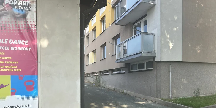 Celotělová smyslná masáž: hřejivé ručníky, hedvábné rukavičky i masáž horkým olejem