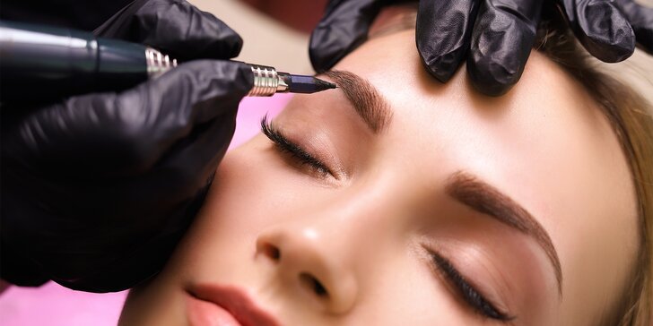 Permanentní make-up očních linek nebo obočí ve Studiu Visage