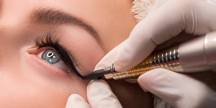 Permanentní make-up očních linek nebo obočí ve Studiu Visage