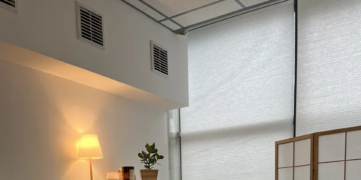 Terapeutická masáž s elektroterapií nebo regenerační masáž pro odstranění bolesti a únavy
