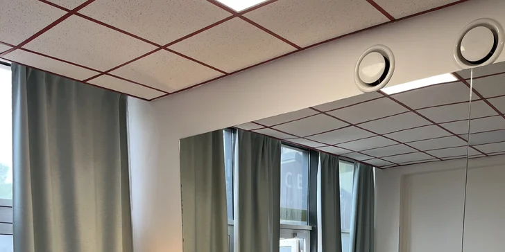 Terapeutická masáž s elektroterapií nebo regenerační masáž pro odstranění bolesti a únavy