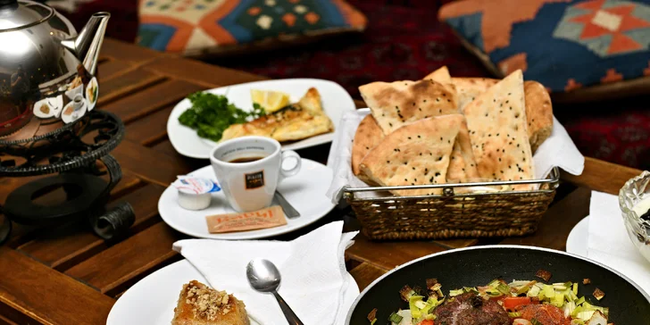 Pozdní brunch po afghánsku pro dva v samém srdci Prahy: karai, baklava, ferni a káva nebo čaj