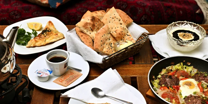 Pozdní brunch po afghánsku pro dva v samém srdci Prahy: karai, baklava, ferni a káva nebo čaj