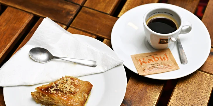 Pozdní brunch po afghánsku pro dva v samém srdci Prahy: karai, baklava, ferni a káva nebo čaj
