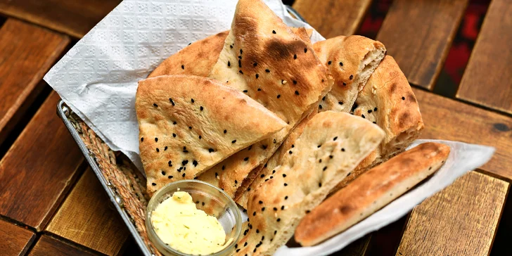 Pozdní brunch po afghánsku pro dva v samém srdci Prahy: karai, baklava, ferni a káva nebo čaj