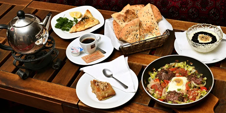 Pozdní brunch po afghánsku pro dva v samém srdci Prahy: karai, baklava, ferni a káva nebo čaj