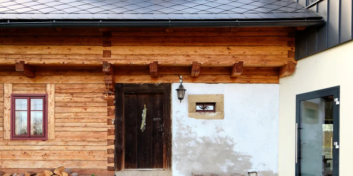 Krásně zrekonstruovaná roubenka u Aše: wellness, terasa, 3 ložnice až pro 10 osob