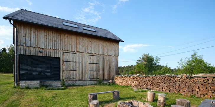 Krásně zrekonstruovaná roubenka u Aše: wellness, terasa, 3 ložnice až pro 10 osob