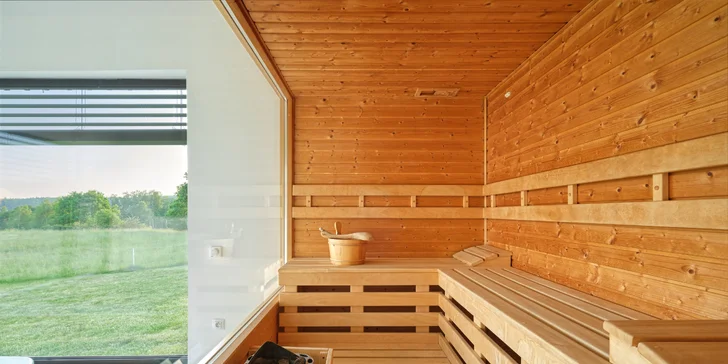 Krásně zrekonstruovaná roubenka u Aše: wellness, terasa, 3 ložnice až pro 10 osob