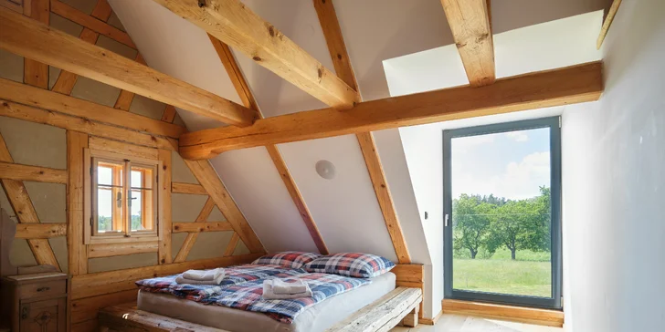 Krásně zrekonstruovaná roubenka u Aše: wellness, terasa, 3 ložnice až pro 10 osob