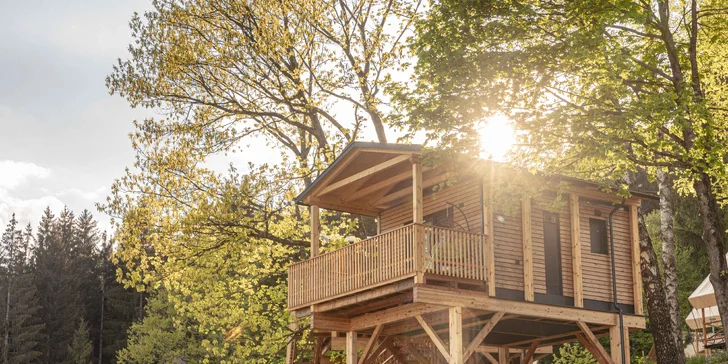 Zimní pobyt v Korutanech: chata nebo treehouse přímo u skiareálu, denně vstup do aquaparku