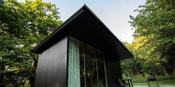 Minimalistický tiny house uprostřed přírody: soukromá sauna i grilovací stůl