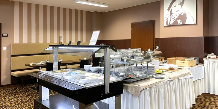 4* hotel ve stylu první republiky: pobyt se snídaní v pokoji či luxusním apartmá v centru Prahy