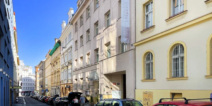 4* hotel ve stylu první republiky: pobyt se snídaní v pokoji či luxusním apartmá v centru Prahy