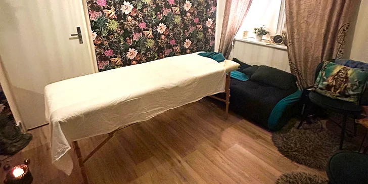 Relaxační masáž pro hluboké emoční uvolnění: šálek kakaa i olejová masáž zad a plosek nohou