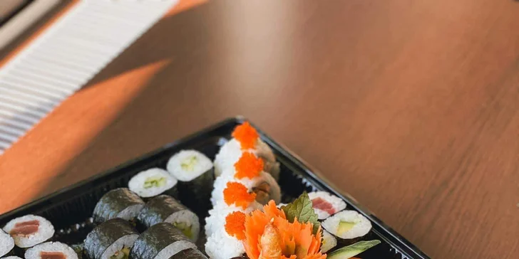 Sushi sety o 14–34 ks ve Vršovicích: maki i nigiri losos, krab a kreveta či vegetariánské rolky