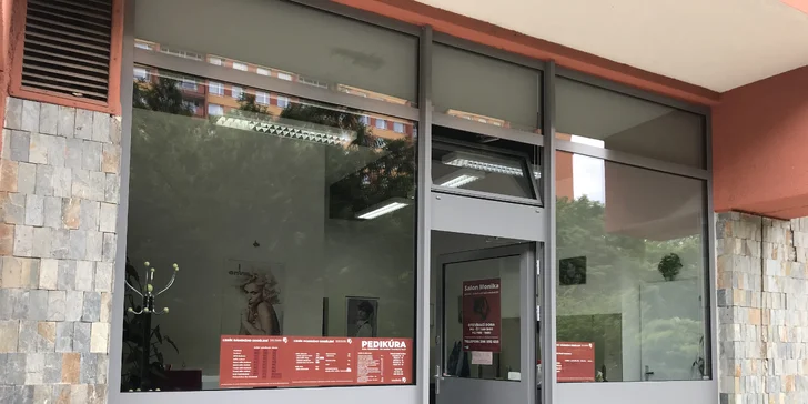 Mokrá pedikúra s ošetřením kosmetikou Footlogix, masáží a i lakováním