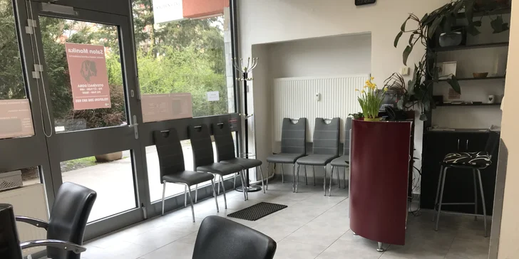 Mokrá pedikúra s ošetřením kosmetikou Footlogix, masáží a i lakováním