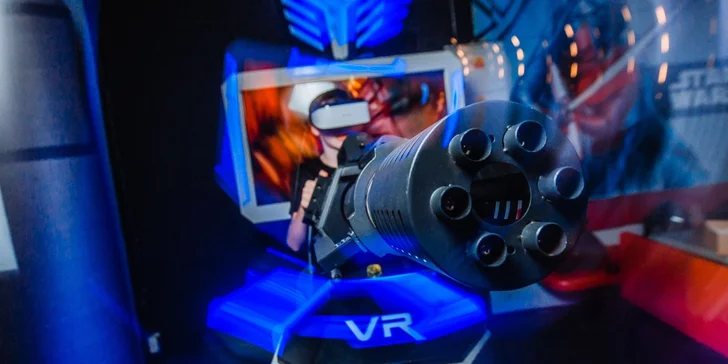 Královská zábava pro celou rodinu: 90 minut v herním centru, 9D kino, VR Machine Gun i simulátor