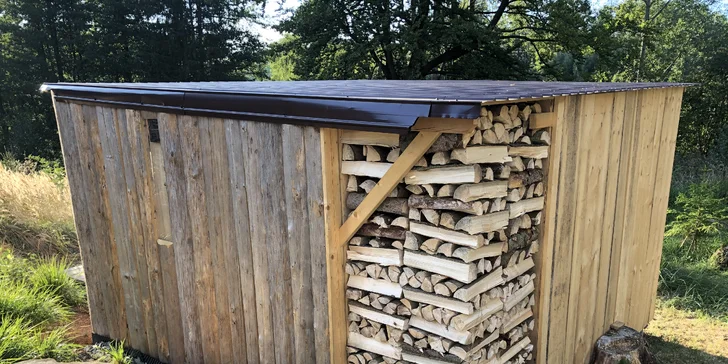 Dřevěná chatička U pěti veverek uprostřed lesa na Vysočině