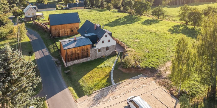 Krásně zrekonstruovaná roubenka u Aše: wellness, terasa, 3 ložnice až pro 10 osob