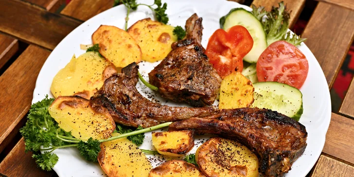 Afghánské degustační menu pro 2 i 4 osoby: jehněčí kotlety či mantu taštičky, samosa, baklava