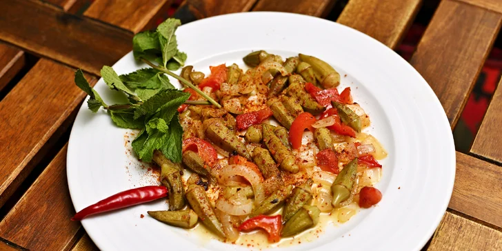 Afghánské degustační menu pro 2 i 4 osoby: jehněčí kotlety či mantu taštičky, samosa, baklava