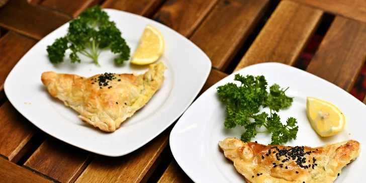 Afghánské degustační menu pro 2 i 4 osoby: jehněčí kotlety či mantu taštičky, samosa, baklava