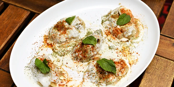 Afghánské degustační menu pro 2 i 4 osoby: jehněčí kotlety či mantu taštičky, samosa, baklava