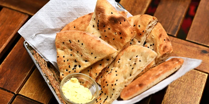 Afghánské degustační menu pro 2 i 4 osoby: jehněčí kotlety či mantu taštičky, samosa, baklava