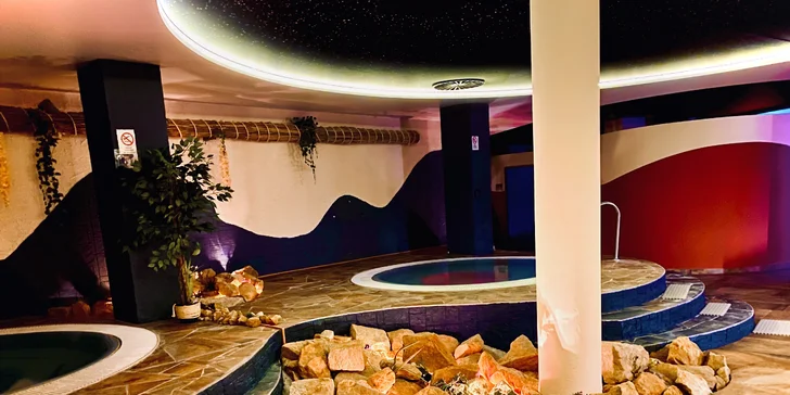 Hodina relaxace: velký saunový svět s 10 druhy saun, vířivkami a intimní atmosférou