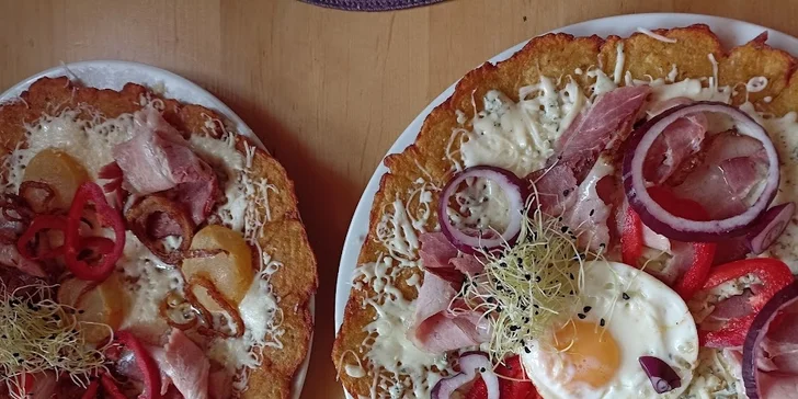 2 obří bramboráky o průměru 23 cm: se slaninou a tvarůžky, nivou a vejcem nebo sýrem a zeleninou