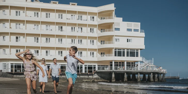 Dovolená na Tenerife: hotel se snídaní a terasou přímo na pláži, letovisko na jihu ostrova