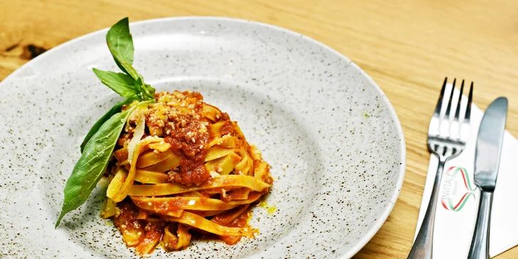 Degustační menu ve vyhlášené italské restauraci: těstoviny s boloňskou i mušlemi, cejn či porchetta a víno