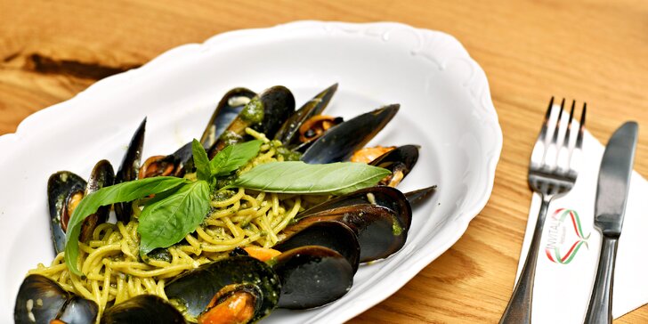 Degustační menu ve vyhlášené italské restauraci: těstoviny s boloňskou i mušlemi, cejn či porchetta a víno