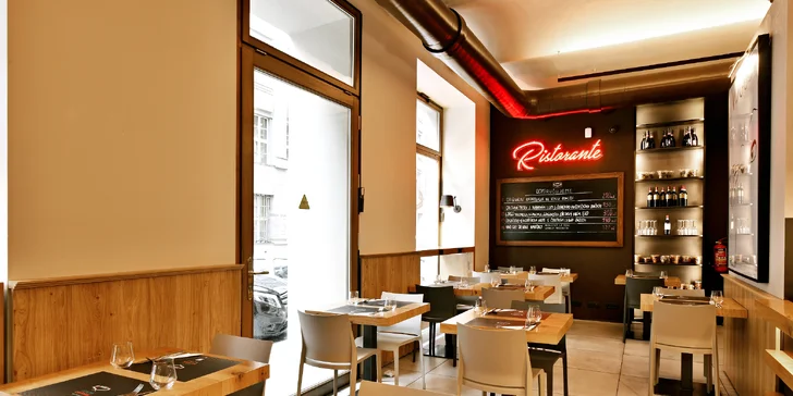 Pravé italské menu v samém centru Prahy: pizza dle výběru, tiramisu, pivo i sklenka či rovnou lahev vína