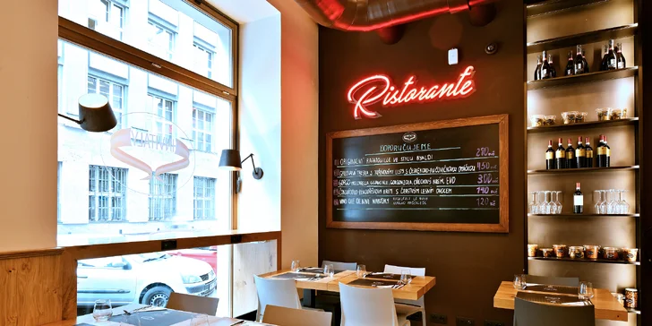 Pravé italské menu v samém centru Prahy: pizza dle výběru, tiramisu, pivo i sklenka či rovnou lahev vína