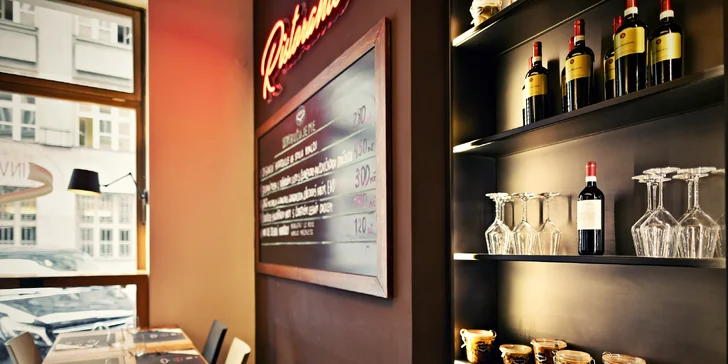Degustační menu ve vyhlášené italské restauraci: těstoviny s boloňskou i mušlemi, cejn či porchetta a víno