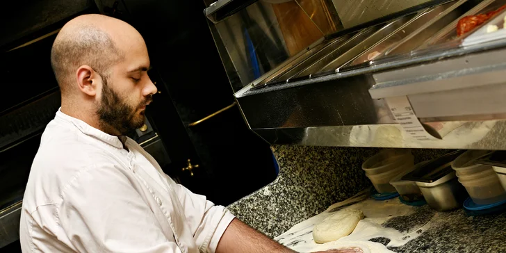 Pravé italské menu v samém centru Prahy: pizza dle výběru, tiramisu, pivo i sklenka či rovnou lahev vína