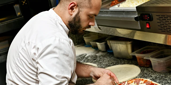 Pravé italské menu v samém centru Prahy: pizza dle výběru, tiramisu, pivo i sklenka či rovnou lahev vína