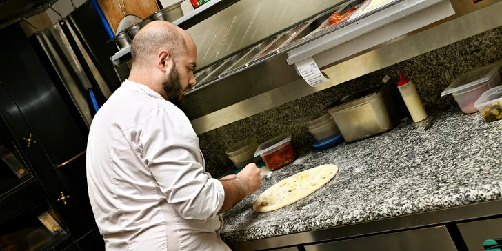 Pravé italské menu v samém centru Prahy: pizza dle výběru, tiramisu, pivo i sklenka či rovnou lahev vína