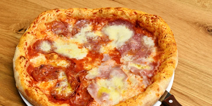 Pravé italské menu v samém centru Prahy: pizza dle výběru, tiramisu, pivo i sklenka či rovnou lahev vína