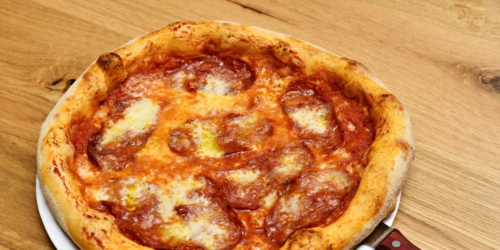 Pravé italské menu v samém centru Prahy: pizza dle výběru, tiramisu, pivo i sklenka či rovnou lahev vína