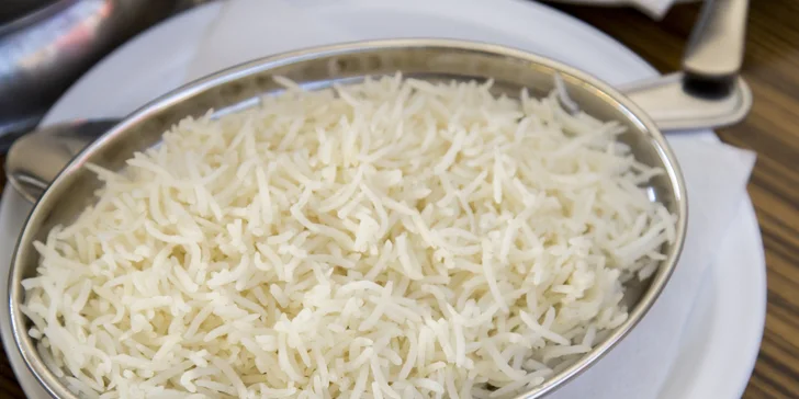 Indické čtyřchodové menu pro dva: předkrm, polévka, hlavní chod a dezert, výběr i pro vegetariány