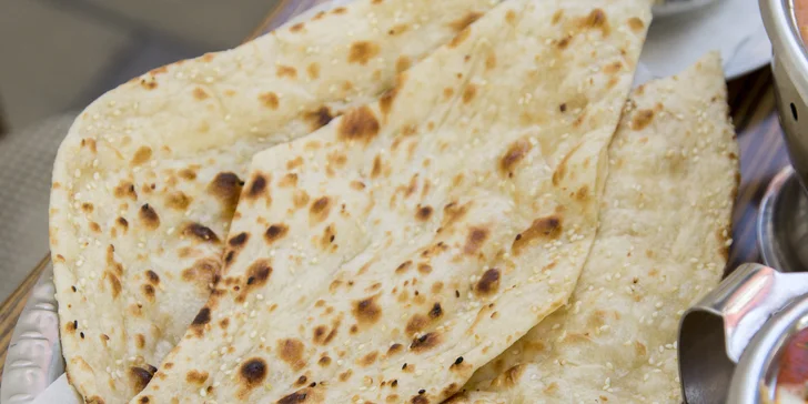 Indické čtyřchodové menu pro dva: předkrm, polévka, hlavní chod a dezert, výběr i pro vegetariány