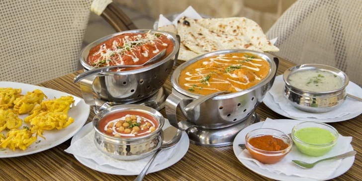 Indické čtyřchodové menu pro dva: předkrm, polévka, hlavní chod a dezert, výběr i pro vegetariány