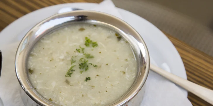 Indické čtyřchodové menu pro dva: předkrm, polévka, hlavní chod a dezert, výběr i pro vegetariány