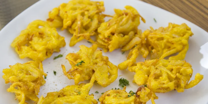 Indické čtyřchodové menu pro dva: předkrm, polévka, hlavní chod a dezert, výběr i pro vegetariány