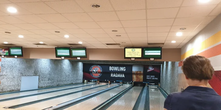 Hoďte to tam: hodina bowlingu s přáteli a 4 piva nebo točené limonády