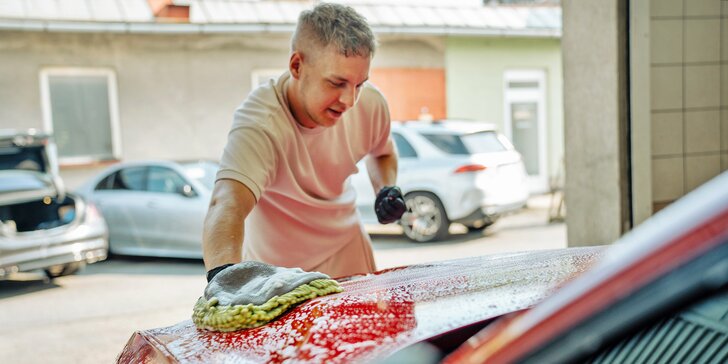 Péče o auto v Opavě: čištění interiéru i exteriéru od luxování a mytí karoserie po disky a sedačky
